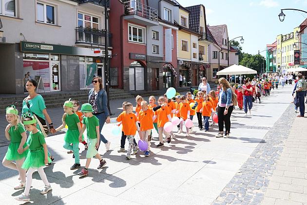 Barwna parada rozkręciła piąty Festiwal Uliczny w Lęborku. Szykujcie się na weekend pełen atrakcji!