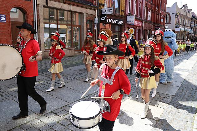 Barwna parada rozkręciła piąty Festiwal Uliczny w Lęborku. Szykujcie się na weekend pełen atrakcji!