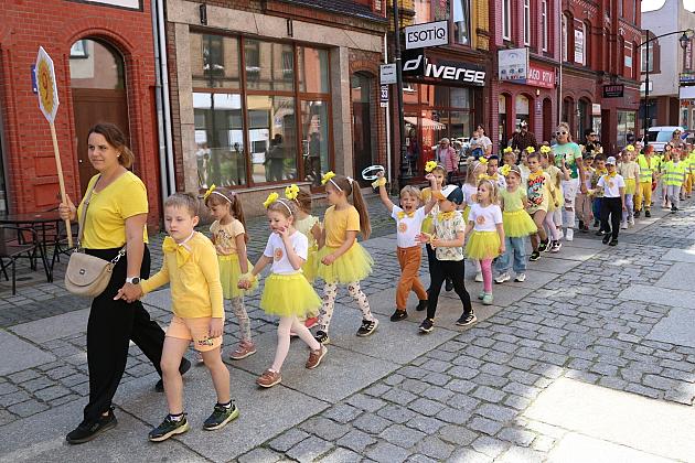 Barwna parada rozkręciła piąty Festiwal Uliczny w Lęborku. Szykujcie się na weekend pełen atrakcji!