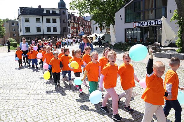 Barwna parada rozkręciła piąty Festiwal Uliczny w Lęborku. Szykujcie się na weekend pełen atrakcji!