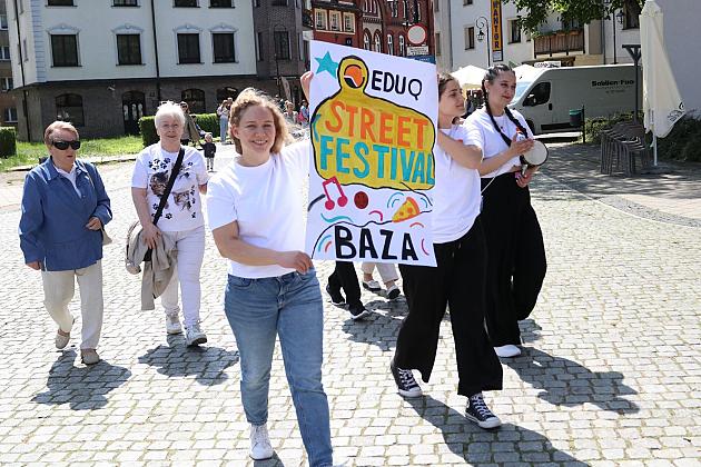 Barwna parada rozkręciła piąty Festiwal Uliczny w Lęborku. Szykujcie się na weekend pełen atrakcji!