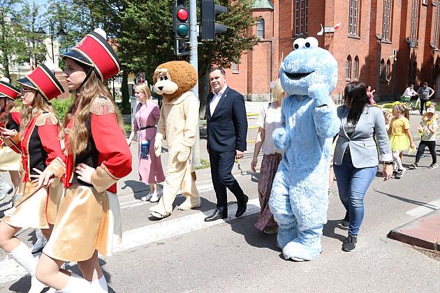 Barwna parada rozkręciła piąty Festiwal Uliczny w Lęborku. Szykujcie się na weekend pełen atrakcji!
