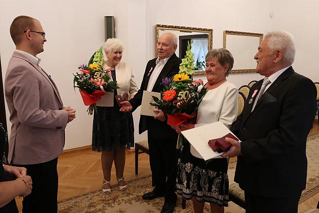 Złote Gody w lęborskim ratuszu – uhonorowanie małżeństw z ponad półwiecznym stażem