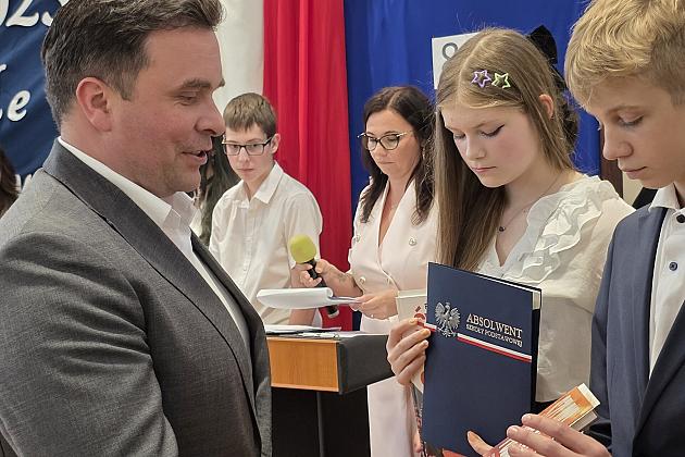 Uroczyste zakończenie roku szkolnego klas VIII w SP7