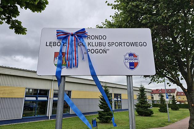Symboliczne odsłonięcie tablicy „Rondo Lęborskiego Klubu Sportowego POGOŃ”