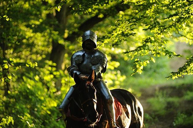 Kadry z epoki miecza i legend podczas Jarmarku św. Jakuba