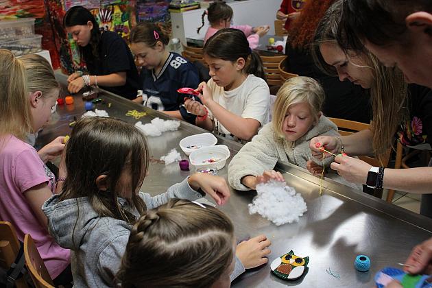 Dzieci stworzyły piękne breloki i broszki w Muzeum