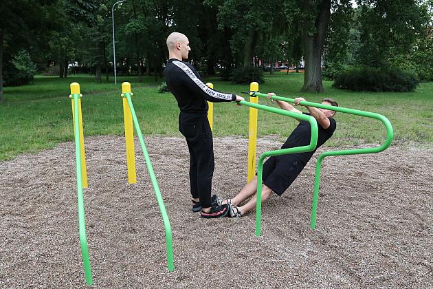 Aktywne spędzanie wakacji na zajęciach z kalisteniki