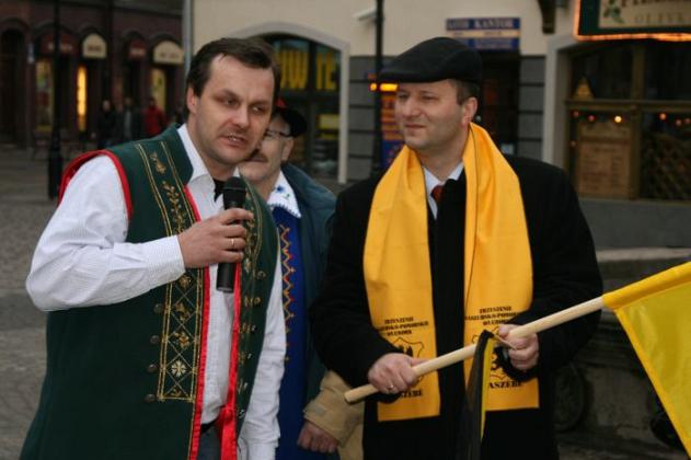 Czarno-żółte flagi w Dzień Jedności Kaszubów