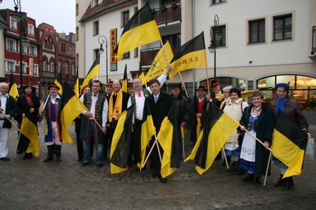Czarno-żółte flagi w Dzień Jedności Kaszubów