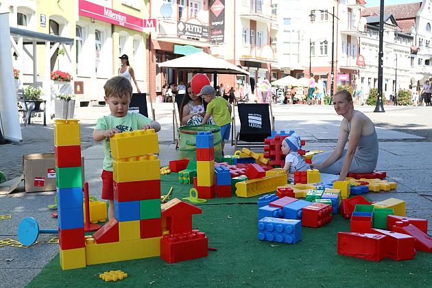 Bajkowa czytelnia pod chmurką