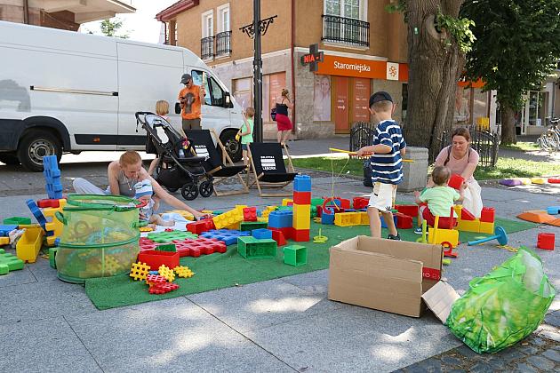 Bajkowa czytelnia pod chmurką