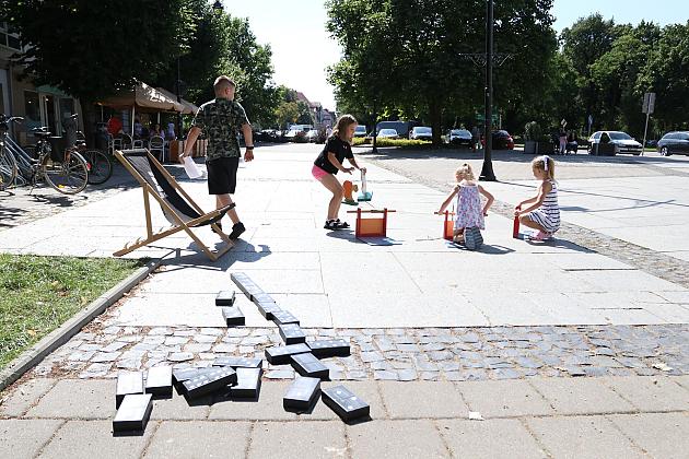 Bajkowa czytelnia pod chmurką
