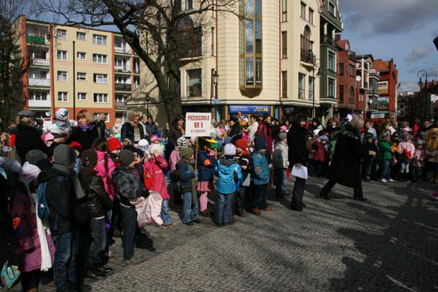 Dzieciaki powitały wiosnę na moście