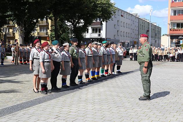 Z okazji jubileuszu lęborscy harcerze z nowym sztandarem