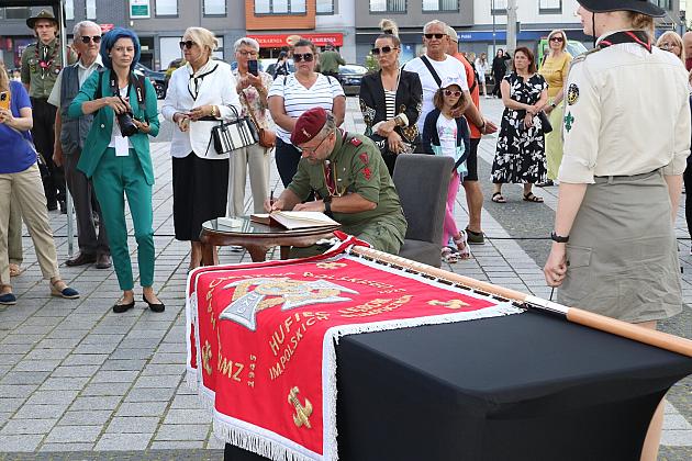 Z okazji jubileuszu lęborscy harcerze z nowym sztandarem