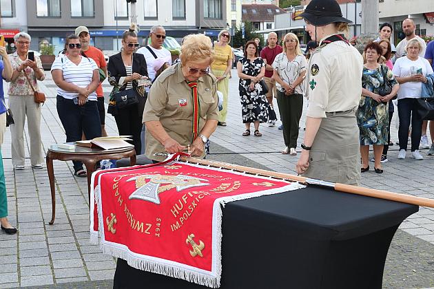 Z okazji jubileuszu lęborscy harcerze z nowym sztandarem