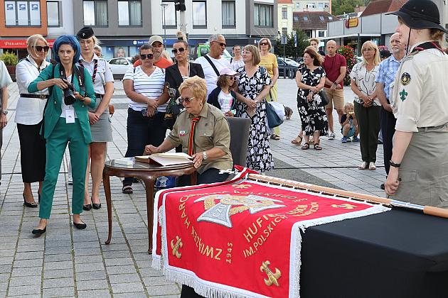 Z okazji jubileuszu lęborscy harcerze z nowym sztandarem