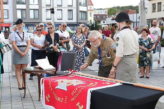 Z okazji jubileuszu lęborscy harcerze z nowym sztandarem