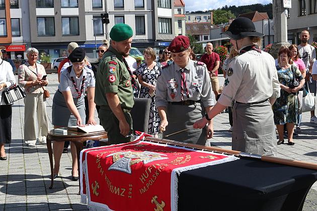 Z okazji jubileuszu lęborscy harcerze z nowym sztandarem