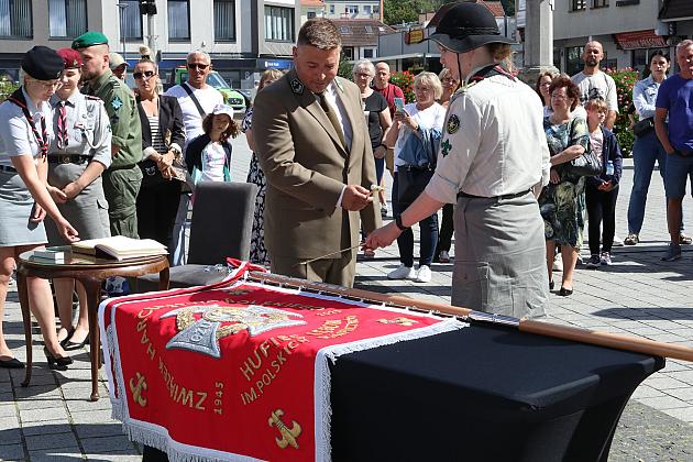 Z okazji jubileuszu lęborscy harcerze z nowym sztandarem