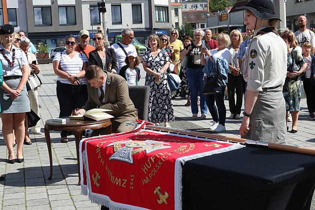Z okazji jubileuszu lęborscy harcerze z nowym sztandarem