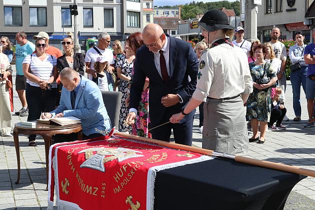 Z okazji jubileuszu lęborscy harcerze z nowym sztandarem