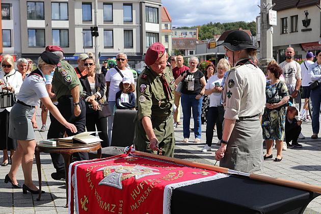 Z okazji jubileuszu lęborscy harcerze z nowym sztandarem