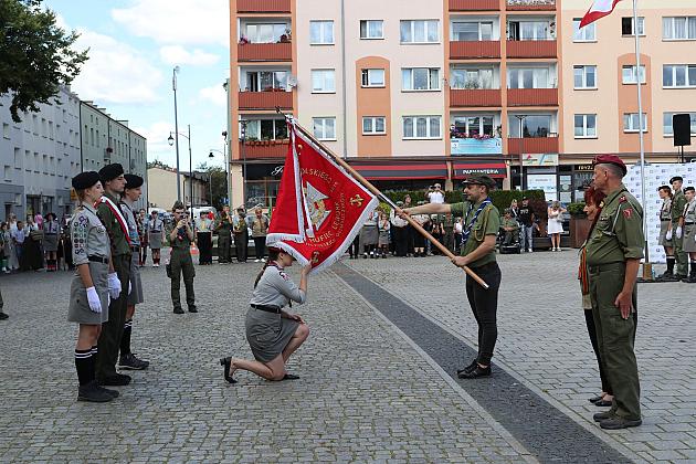 Z okazji jubileuszu lęborscy harcerze z nowym sztandarem
