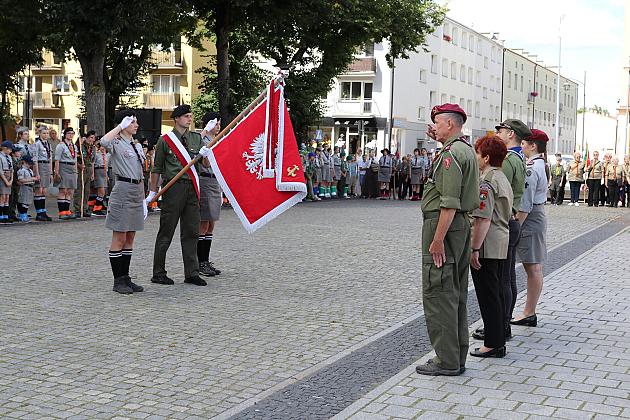 Z okazji jubileuszu lęborscy harcerze z nowym sztandarem