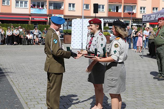 Z okazji jubileuszu lęborscy harcerze z nowym sztandarem