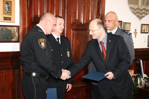 Strażnicy miejscy uhonorowani za udany pościg za złodziejem
