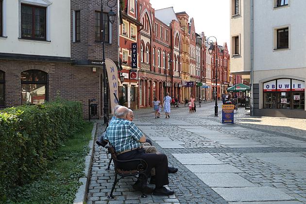 Nowe ławki w Lęborku – wygodniej na spacerze i w drodze po zakupy