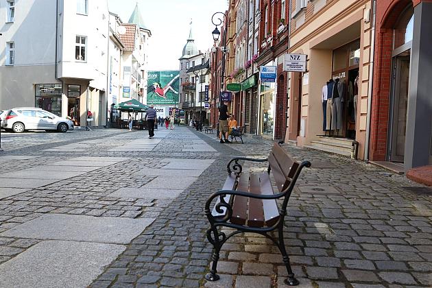 Nowe ławki w Lęborku – wygodniej na spacerze i w drodze po zakupy