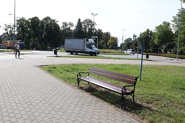 Nowe ławki w Lęborku – wygodniej na spacerze i w drodze po zakupy
