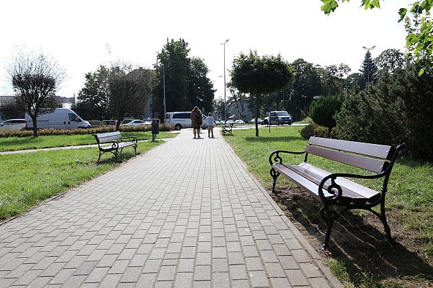 Nowe ławki w Lęborku – wygodniej na spacerze i w drodze po zakupy