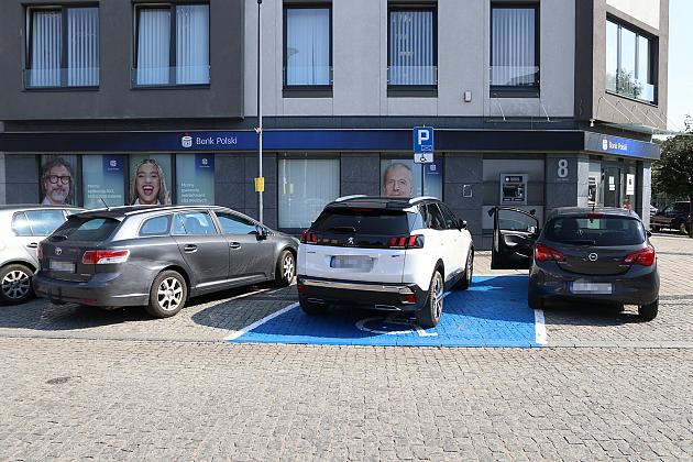 Odnowiono oznakowanie miejsc parkingowych dla osób z niepełnosprawnością – apel do kierowców