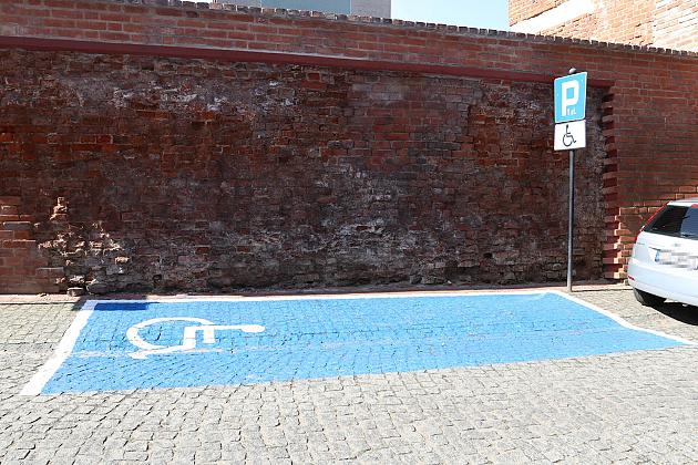 Odnowiono oznakowanie miejsc parkingowych dla osób z niepełnosprawnością – apel do kierowców