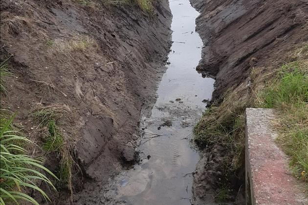 Skuteczna ochrona przed nadmiarem wody - trwa konserwacja rowów melioracyjnych