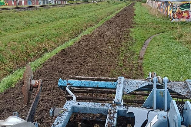 Skuteczna ochrona przed nadmiarem wody - trwa konserwacja rowów melioracyjnych