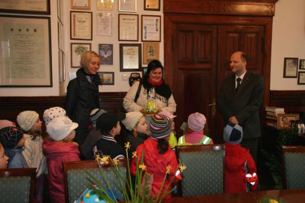 Przedszkolaki i czekoladowe zajączki w ratuszu