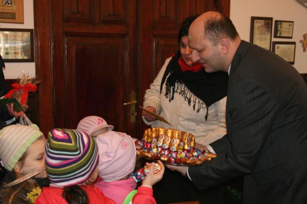 Przedszkolaki i czekoladowe zajączki w ratuszu
