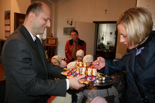 Przedszkolaki i czekoladowe zajączki w ratuszu