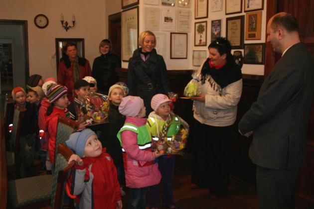 Przedszkolaki i czekoladowe zajączki w ratuszu