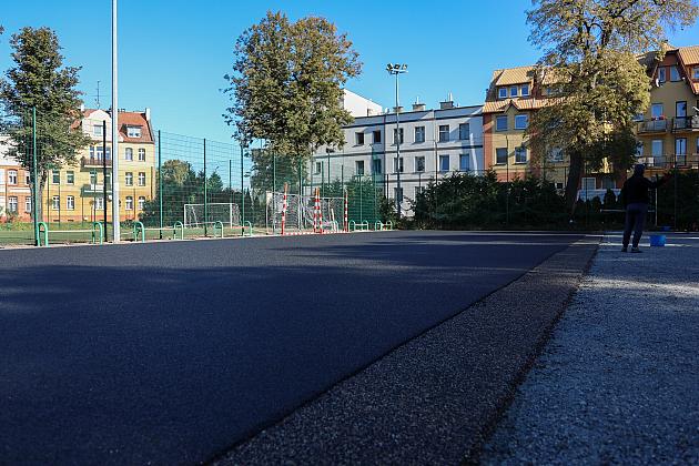 Nowoczesna nawierzchnia i skocznia w dal – zmiany na „Orliku”