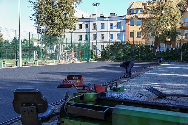 Nowoczesna nawierzchnia i skocznia w dal – zmiany na „Orliku”