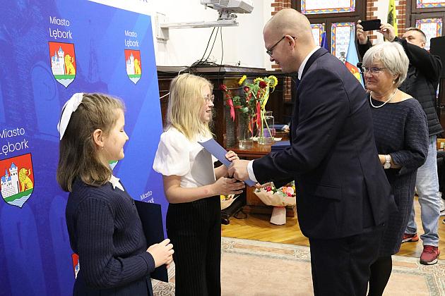 Nagrody i wyróżnienia dla uczniów i absolwentów szkół podstawowych z okazji Dnia Edukacji Narodowej