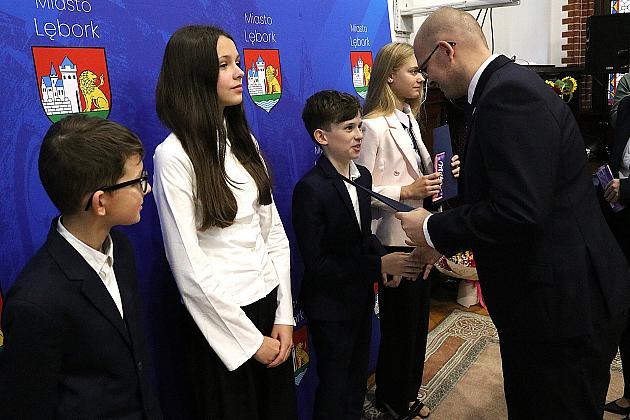 Nagrody i wyróżnienia dla uczniów i absolwentów szkół podstawowych z okazji Dnia Edukacji Narodowej
