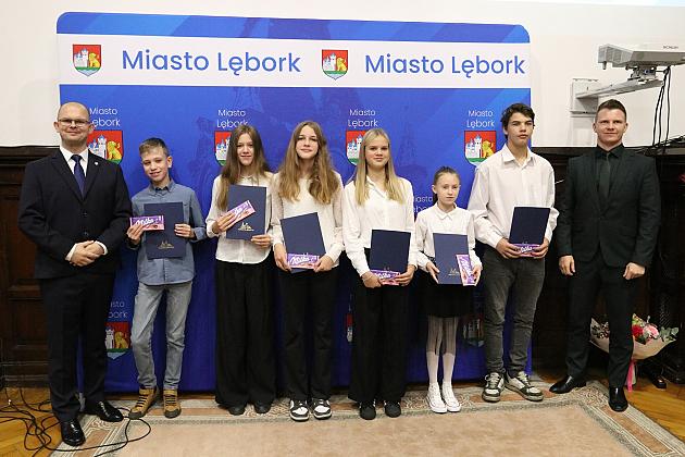 Nagrody i wyróżnienia dla uczniów i absolwentów szkół podstawowych z okazji Dnia Edukacji Narodowej