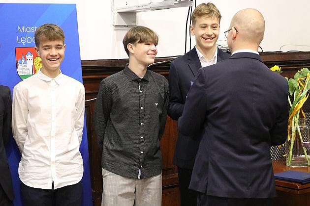 Nagrody i wyróżnienia dla uczniów i absolwentów szkół podstawowych z okazji Dnia Edukacji Narodowej